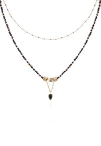 Collier superposé avec des perles noires et des accents dorés, orné d'un pendentif en pierre noire en forme de goutte et d'un centre en or texturé.