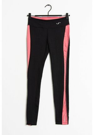 Czarne sportowe legginsy z różowymi panelami po bokach i małym białym logo na gumce, zawieszone na czarnym wieszaku na białym tle.