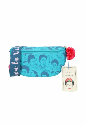 Blauwe heuptas met meerdere illustraties van het gezicht van Frida Kahlo, een roze bloem ritstrekker en een band met de tekst "Viva la Vida" in roze schrift.