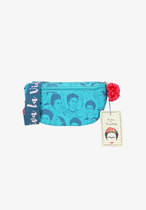Banane bleue avec plusieurs illustrations du visage de Frida Kahlo, tirette de fermeture éclair fleur rose et une lanière avec l'inscription "Viva la Vida" en écriture rose.