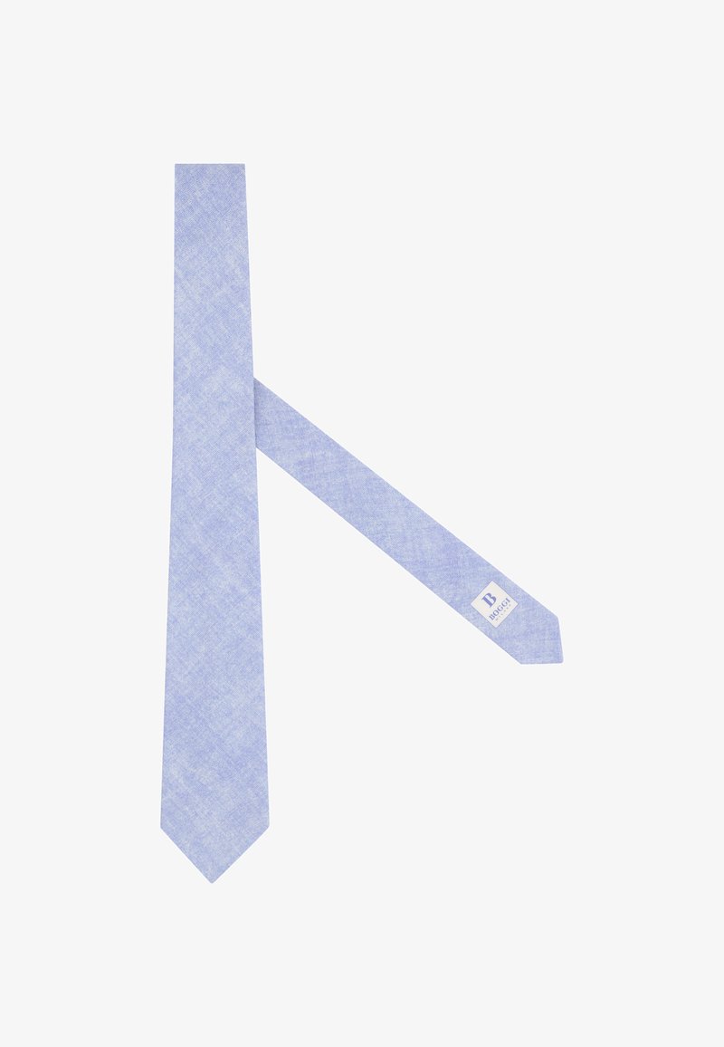 Cravate bleu clair texturée avec des extrémités pointues, portant une petite étiquette blanche avec le nom de la marque "Boggi" sur le dessous.
