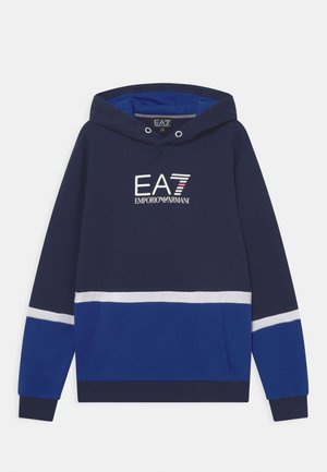 Marineblå og blå hættetrøje med hvid stribe, frontlomme og "EA7 Emporio Armani"-logo på brystet.