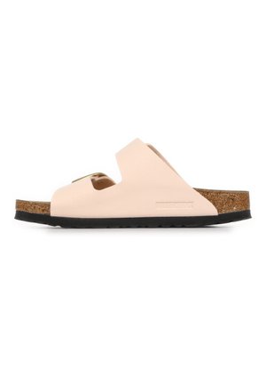 Hellbeige Birkenstock-Pantolette mit zwei breiten Riemen, Korkfußbett und schwarzer Gummisohle, seitlich gezeigt.