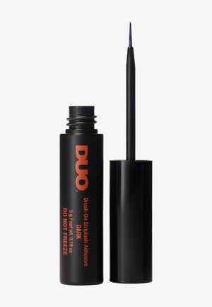 Svart cylindrisk flaska av DUO Brush-On Striplash Adhesive med en fin applikatorborste och orange text som indikerar mörk limformel.