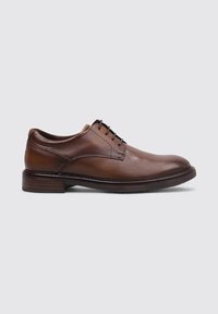 Zapato de vestir de cuero marrón con una superficie lisa, diseño con cordones, puntera redondeada y una entresuela de madera. Presenta acentos de costura mínimos.