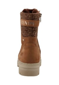 Bruine suède enkellaars met een gestructureerde bovenkant, een gladde rand en een zijrits. Beschikt over een rubberen zool met horizontale groeven voor grip.