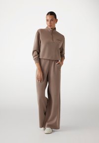 Guess OLYMPE WIDE LEG - Donji dijelovi trenirke - braun