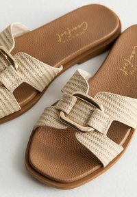 New Look Wide Fit WIDE FIT RAFFIA HARDWARE STRAP - Ciabattine - off white