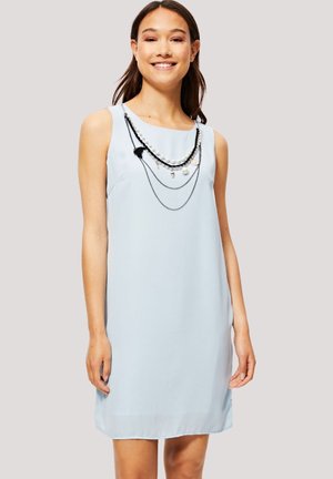 Vestido sin mangas de color azul claro con corte recto y textura suave, que presenta cadenas negras y plateadas en capas como embellishments.