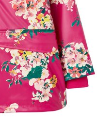 Giacca floreale di un luminoso colore rosa con una finitura lucida. Presenta grandi motivi floreali colorati, accenti verdi a contrasto e polsini a costine.