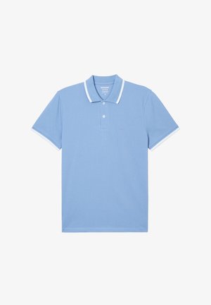 Jasnoniebieska koszulka polo o teksturowanej tkaninie, z białym kołnierzykiem i akcentami na rękawach. Posiada zapięcie na trzy guziki oraz subtelny detal z logo.
