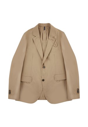 Blazer beige ajustado con solapas de muesca, dos bolsillos frontales y puños de tres botones. Confeccionado en tela suave, cuenta con un cierre de un solo botón.