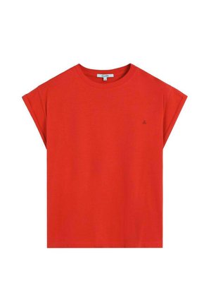 Camiseta de algodón roja con cuello redondo, mangas cortas enrolladas y un pequeño detalle de logo en el pecho. Diseño simple y de corte holgado.