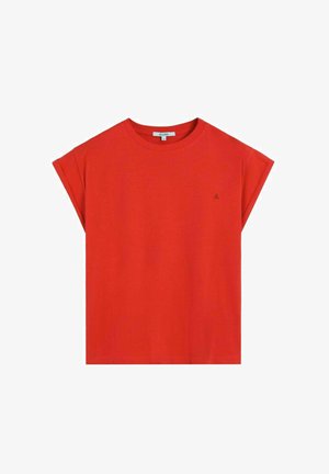 T-shirt en coton rouge avec un col rond, des manches courtes à revers et un petit logo sur la poitrine. Design simple et décontracté.