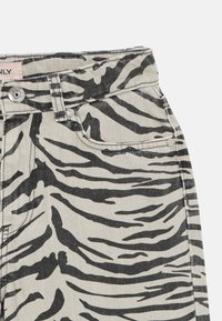 Denimshorts med tigermønster i svart og lys beige. Har frontlommer, knappelukking og sømbroderier.
