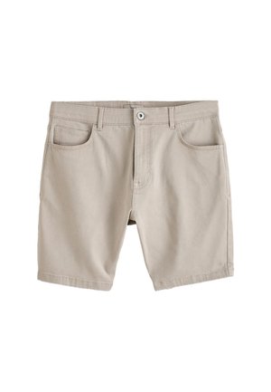 Beige knielange Shorts mit vorderem Knopf, Reißverschluss, Gürtelschlaufen und zwei Vordertaschen auf weißem Hintergrund.