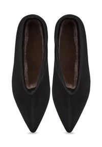 Svarta pumps med spetsig tå, slät yta, mjukt foder och sömdetaljer längs kanten. Platt sula och minimalistisk design.