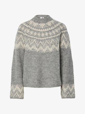 Grauer Strickpullover mit Rundhalsausschnitt, strukturiertem Muster und cremigen Akzenten an den Schultern und Bündchen. Lockerer Sitz und gemütliches Design.