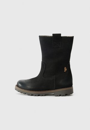 Botte noire en cuir mi-mollet avec languette de tirage, semelle cousue, semelle à relief robuste et petite étiquette en tissu marron sur le côté.