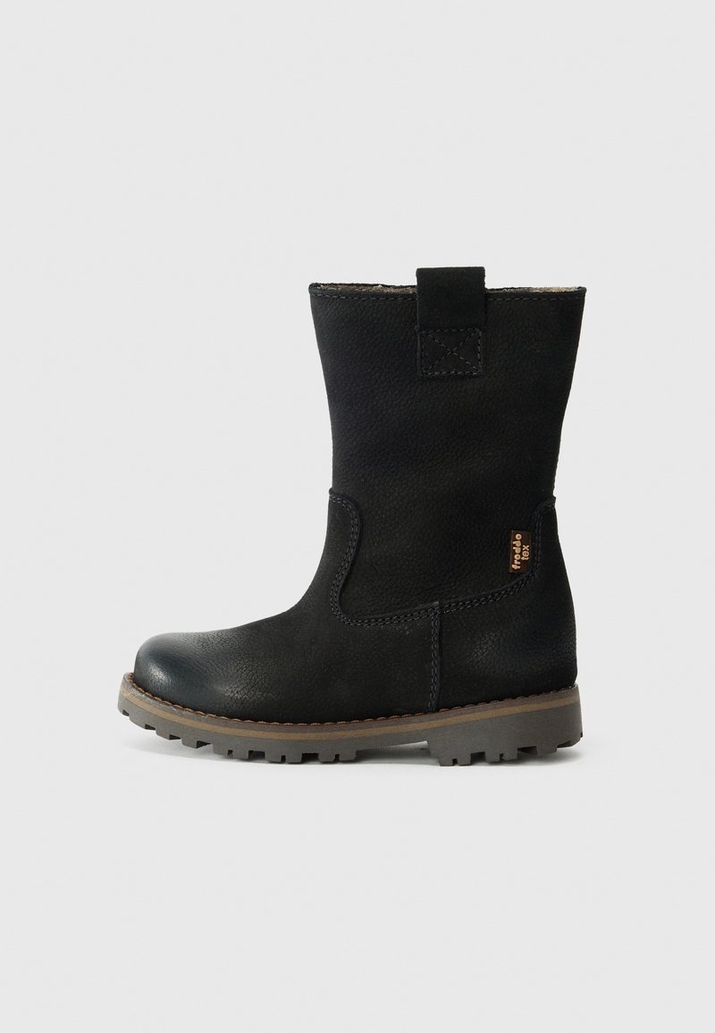 Botte noire en cuir mi-mollet avec languette de tirage, semelle cousue, semelle à relief robuste et petite étiquette en tissu marron sur le côté.