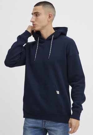 Marineblauwe hoodie van een katoenmix. Voorzien van een voorzak, een capuchon met trekkoord en een gemusterd koord, en ribgebreide manchetten.