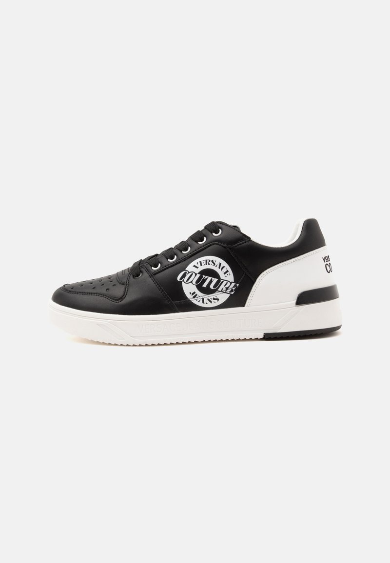 Ασπρόμαυρο δερμάτινο sneaker με κορδόνια και λογότυπο Versace Jeans Couture στο πλάι και στην ετικέτα της φτέρνας.