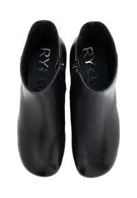 Botine negre din piele, cu textură netedă, vârf rotunjit și fermoare laterale. Interiorul prezintă o branț cu eticheta "RYLKO" imprimată.