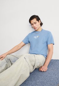 HUF JAZZY GROOVES TEE - Triko s potiskem - slate blue