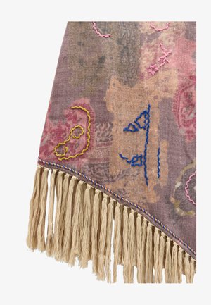 Tkanina tkana z mieszanką różowego, brązowego i kremowego koloru, z niebieskimi, różowymi i żółtymi haftami oraz beżowymi frędzlami wzdłuż krawędzi.