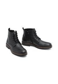 Botas negras de cuero hasta el tobillo con un acabado texturizado, que cuentan con un diseño de cordones y una cremallera lateral para ponerlas y quitarlas fácilmente. Suelas de goma resistentes.