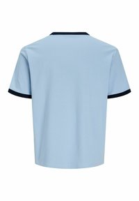 T-shirt bleu clair à manches courtes avec col et bord de manches côtelés bleu marine foncé, vu de dos sur fond blanc.