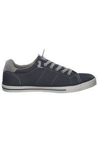 Baskets bleu marine avec texture perforée, accents gris et semelle blanche. Présente des lacets gris et trois bandes horizontalement cousues sur les côtés.