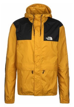 Gele en zwarte outdoorjas met capuchon, voorste drukknoopsluiting, trekkoorden en "The North Face"-logo op de borst.