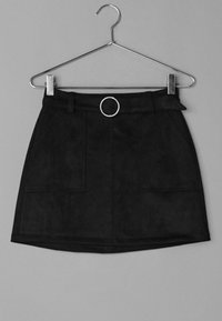Mini-jupe en suède noire avec poches plaquées devant et ceinture avec boucle ronde argentée, suspendue sur un cintre métallique sur fond gris.