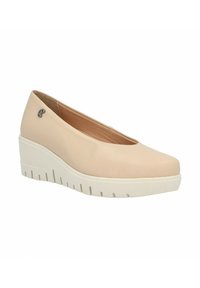 Zapato cuña de cuero beige con puntera redondeada, suela texturizada blanca y pequeño detalle del logo en el lateral.