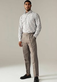 Next REGULAR FIT biały
