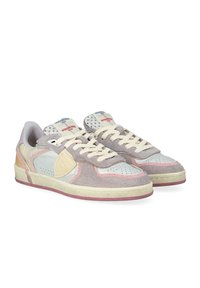 Zapatillas multicolores que combinan gamuza y materiales sintéticos. Los colores predominantes son lila, gris y azul claro con detalles en rosa.