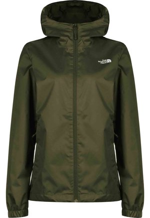 Veste de pluie à capuche vert foncé avec fermeture éclair frontale, poignets élastiques, poches latérales et logo blanc The North Face sur la poitrine.