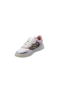 Sneaker bianca con accenti a stampa leopardata, punta in argento metallizzato, tallone rosa e lacci bianchi. Materiali in pelle liscia e tessuto testurizzato.