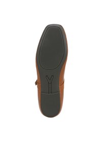 Chaussure en cuir marron avec une semelle en caoutchouc noir texturé. Présente un logo, avec un dessus lisse et des détails cousus près du côté.