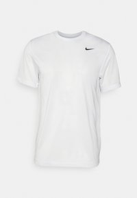 Camiseta blanca de manga corta hecha de tela suave. Presenta un escote redondo y un pequeño logo negro en la parte izquierda del pecho.