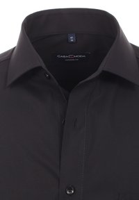 Czarna nowoczesna koszula w dopasowanym fasonie z wywijanym kołnierzykiem, z przodu zapięciem na guziki oraz kieszonką. Gładka faktura, subtelne detale w szwie i widoczna metka.