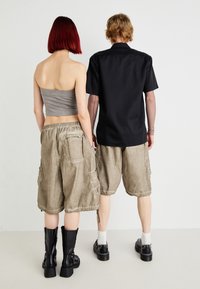 Jaded London WASH PARACHUTE UNISEX - Šortai - stone oil