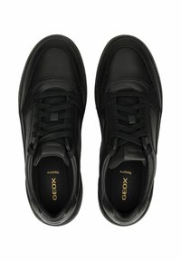 Sneaker nere in pelle con una texture liscia, cuciture sottili e design a punta rotonda. Lacci in colore abbinato e soletta ammortizzata.