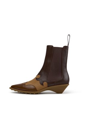 Knöchelhoher brauner Lederstiefel mit hellbraunem dekorativem Frontpanel, spitzer Zehenpartie, elastischen Seitenpanelen, Zuglasche und niedrigem, schrägem Absatz.