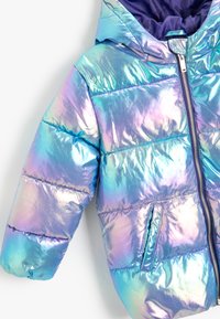 Iridescente pufferjas met capuchon, voorzien van een ritssluiting, doorgestikt ontwerp en zijzakken. Kleur verschuift tussen blauw en paars.