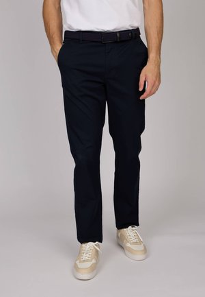 Pantalon bleu marine en tissu mélange de coton, avec une coupe droite, des poches latérales et une ceinture tissée noire.