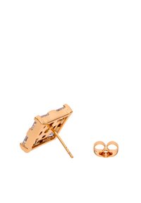 Orecchino color oro con design quadrato a motivo reticolato e cristalli trasparenti incastonati. Incluso un supporto separato color oro.