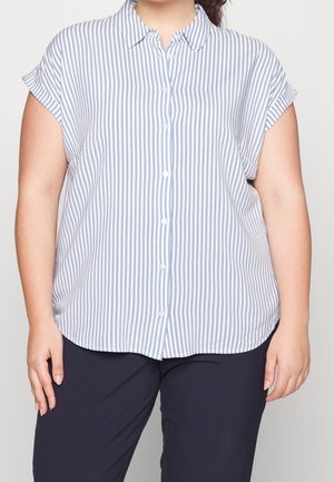 Chemise à boutons de couleur bleu clair avec des rayures verticales blanches, manches courtes retroussées, en tissu doux, avec un col et un ourlet arrondi.