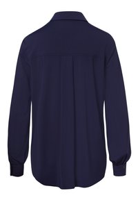 Marineblaues Langarmhemd mit Kragen, plisseeartigem Rücken und knöpfbaren Manschetten, gefertigt aus einem glatten Stoff mit leichtem Glanz.